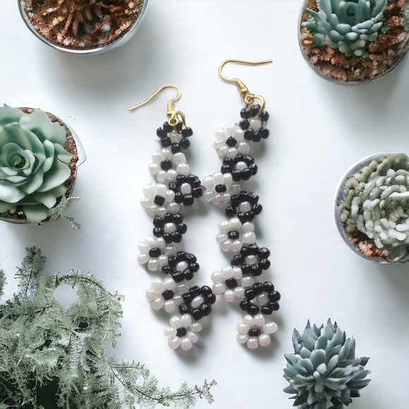 *🌹3/25🌹New* White and Black Flower  Beaded Earrings - Picture 10 of 11